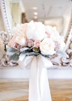 We're swooning over this bouquet! A gorgeous blend of gray & blush/white hues. Via GavitaFlora.com